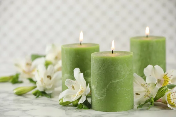 Brennende Kerzen Und Schöne Blumen Auf Weißem Marmortisch — Stockfoto