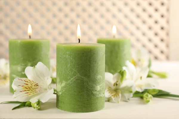 Brennende Kerzen Und Schöne Blumen Auf Weißem Tisch — Stockfoto