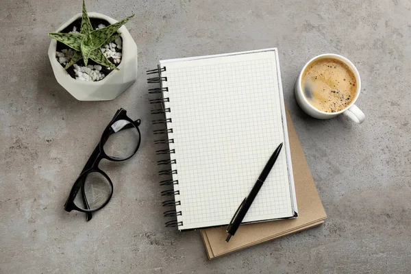 Cuadernos Taza Café Aromático Vasos Plantas Sobre Mesa Gris Plano — Foto de Stock