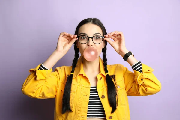 Mulher Nova Moda Com Tranças Soprando Bubblegum Fundo Lilás — Fotografia de Stock