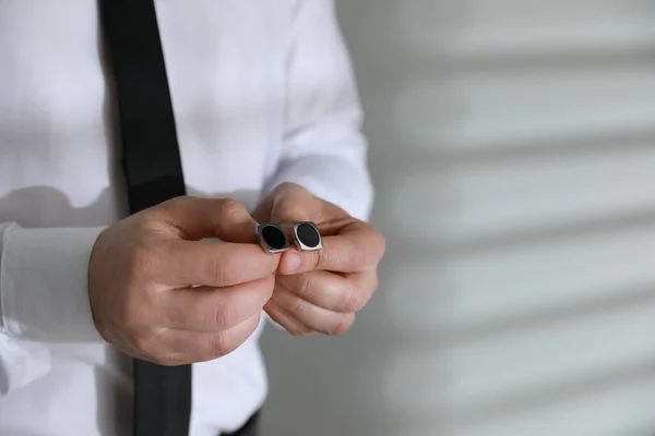 Homem Segurando Abotoaduras Elegantes Fundo Borrado Close Espaço Para Texto — Fotografia de Stock