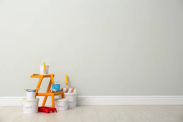 Kit Decorador Ferramentas Tintas Perto Parede Leve Dentro Casa Espaço — Fotografia de Stock