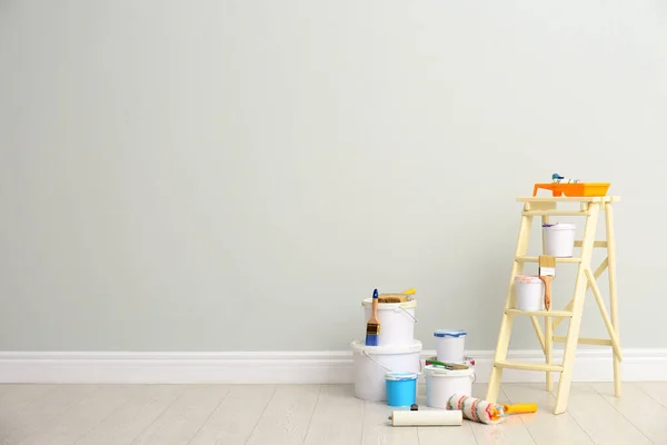 Kit Decoratore Strumenti Vernici Vicino Alla Parete Luminosa All Interno — Foto Stock