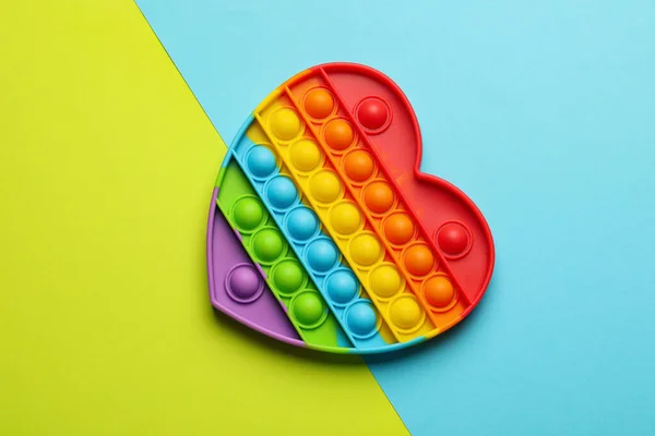 ハート型の虹ポップそれフィジェットおもちゃで色背景 トップビュー — ストック写真
