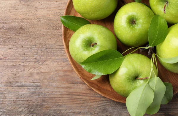 Pommes Vertes Mûres Fraîches Feuilles Avec Assiette Sur Table Bois — Photo