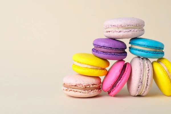 Deliciosos Macarons Coloridos Fundo Bege Espaço Para Texto — Fotografia de Stock