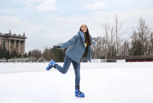 Mujer Feliz Patinando Largo Pista Hielo Aire Libre — Foto de Stock