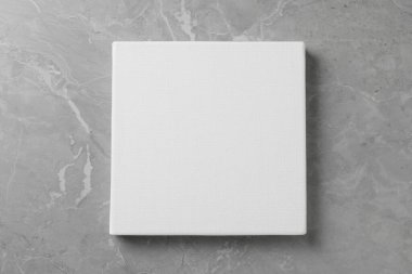 Gri mermer masa üzerindeki boş tuval, üst manzara. Metin için boşluk
