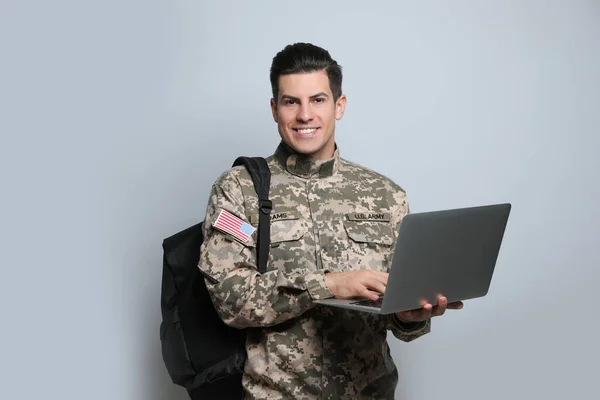 Kadett Med Ryggsäck Och Bärbar Dator Ljusgrå Bakgrund Militär Utbildning — Stockfoto