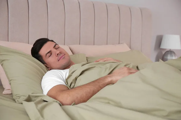 Άνθρωπος Κοιμάται Άνετο Κρεβάτι Πράσινα Λινά — Φωτογραφία Αρχείου
