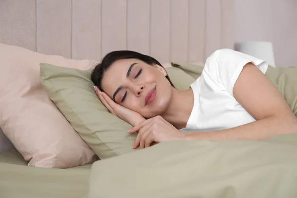 Donna Che Dorme Comodo Letto Con Lenzuola Verdi — Foto Stock