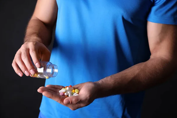 Mann Mit Tablettenflasche Auf Schwarzem Hintergrund Nahaufnahme Doping Konzept — Stockfoto