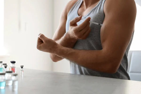 Homem Atlético Injectar Mesa Dentro Casa Perto Conceito Dopagem — Fotografia de Stock