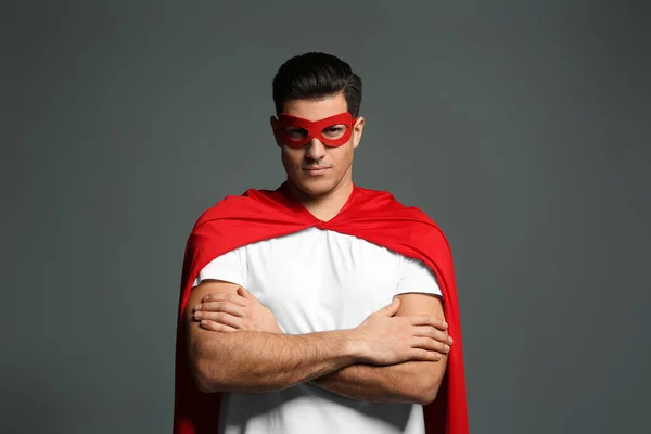 Hombre Con Capa Superhéroe Máscara Sobre Fondo Gris —  Fotos de Stock