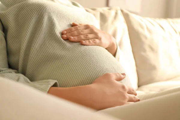 Έγκυος Νεαρή Γυναίκα Που Αγγίζει Την Κοιλιά Στο Σπίτι Κοντινό — Φωτογραφία Αρχείου