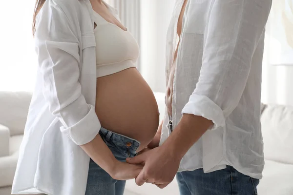 Grávida Jovem Com Barriga Grande Seu Marido Mãos Dadas Casa — Fotografia de Stock