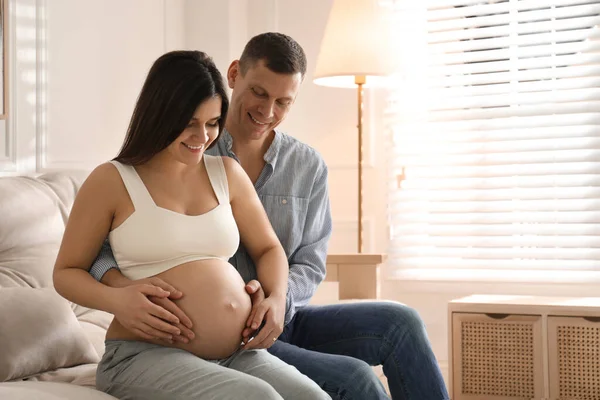 Hombre Tocando Vientre Esposa Embarazada Casa Espacio Para Texto — Foto de Stock