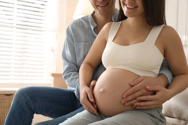 Mann Berührt Bauch Seiner Schwangeren Frau Hause Nahaufnahme — Stockfoto