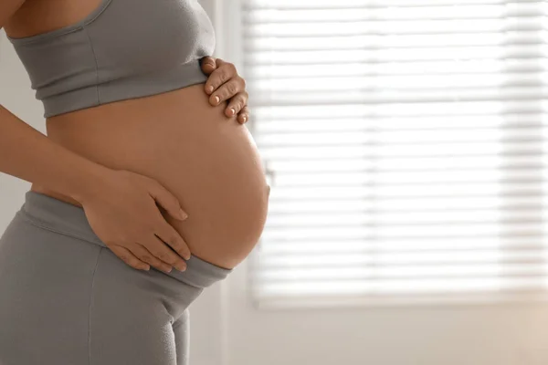 Jeune Femme Enceinte Touchant Ventre Près Fenêtre Intérieur Gros Plan — Photo