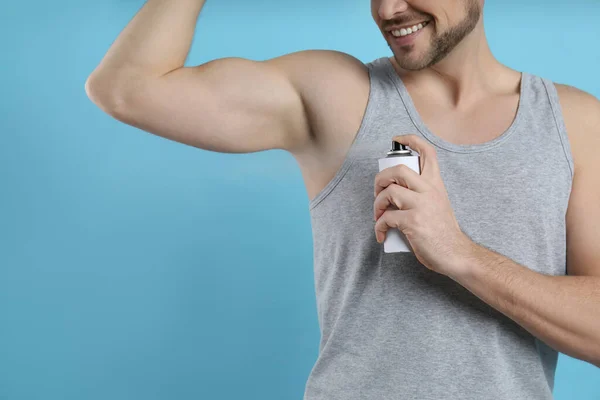 Homem Aplicar Desodorizante Fundo Turquesa Close Espaço Para Texto — Fotografia de Stock