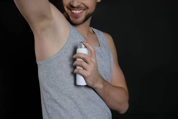 Homem Aplicando Desodorizante Fundo Preto Close — Fotografia de Stock