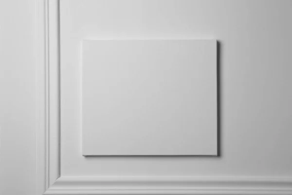 Κενός Καμβάς Κρεμασμένος Λευκό Τοίχο Χώρος Για Κείμενο — Φωτογραφία Αρχείου