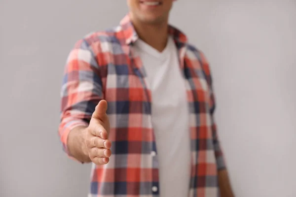 Uomo Che Cerca Stretta Mano Sfondo Grigio Primo Piano — Foto Stock