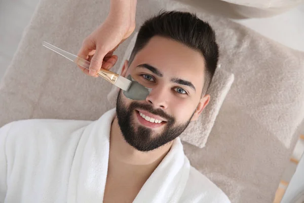 Cosmetologist Aplicando Máscara Rosto Homem Salão Spa Vista Superior — Fotografia de Stock