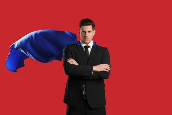 Man Met Superheld Cape Rode Achtergrond — Stockfoto