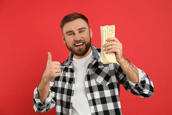 Young Man Delicious Shawarma Red Background — Stock Photo, Image