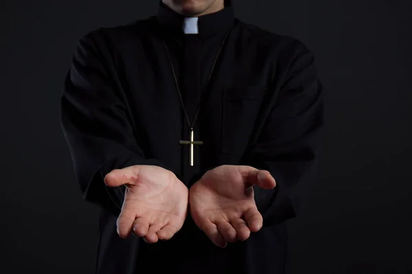 Rahip Ellerini Siyah Arkaplanda Uzatıyor Yakın Plan — Stok fotoğraf