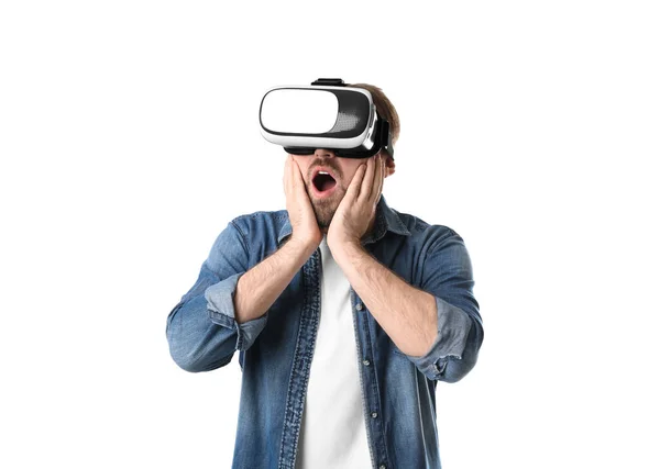 Емоційний Чоловік Використовує Гарнітуру Віртуальної Реальності Білому Тлі — стокове фото