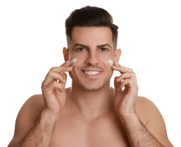 Bonito Homem Aplicando Creme Facial Fundo Branco — Fotografia de Stock