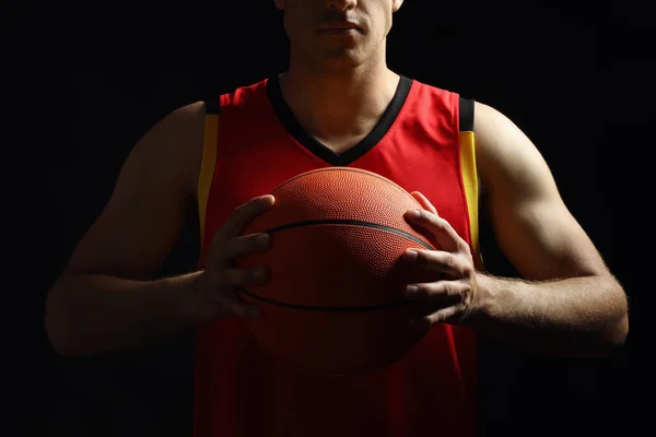 Basketballspieler Mit Ball Auf Schwarzem Hintergrund Nahaufnahme — Stockfoto