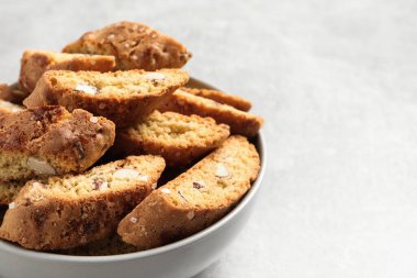 Geleneksel İtalyan bademli bisküvileri (Cantucci) ışık masasında, yakın plan