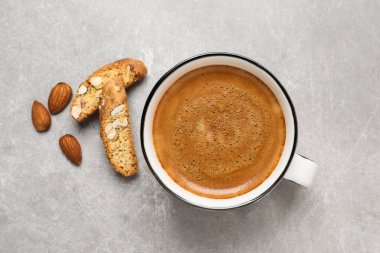 Lezzetli cantucci ve açık gri masada bir fincan aromatik kahve. Geleneksel İtalyan bademli bisküvileri