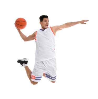Beyaz arka planda basketbol oynayan profesyonel bir sporcu.