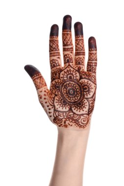 Avuç içinde beyaz arka planda kınalı dövmeli bir kadın, yakın plan. Geleneksel mehndi süsü