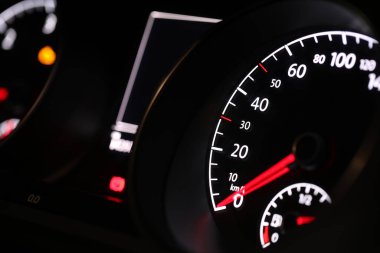 Modern arabadaki hız göstergesi ile gösterge panelinin yakın görüntüsü