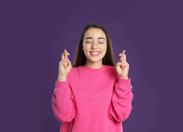 Mulher Com Dedos Cruzados Fundo Roxo Conceito Superstição — Fotografia de Stock