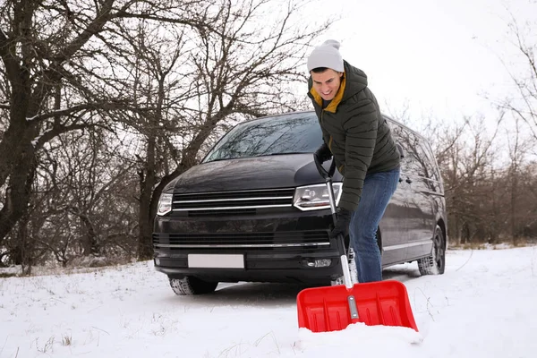 Muž Odstraňuje Sníh Lopatou Blízkosti Auta Venku Zimní Den — Stock fotografie