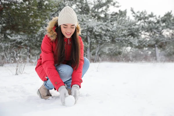 Ung Kvinna Rullar Snöboll Utomhus Vinterdagen Plats För Text — Stockfoto