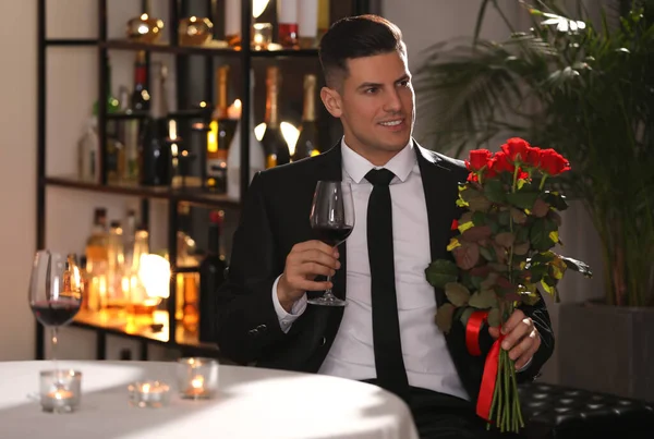 Uomo Felice Con Rose Bicchiere Vino Attesa Della Sua Ragazza — Foto Stock