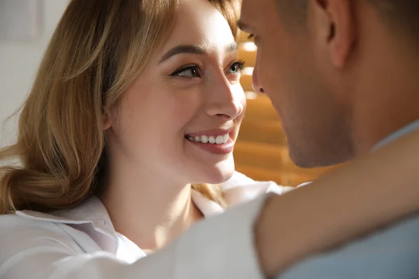 Bella Coppia Godendo Del Tempo Insieme Casa — Foto Stock