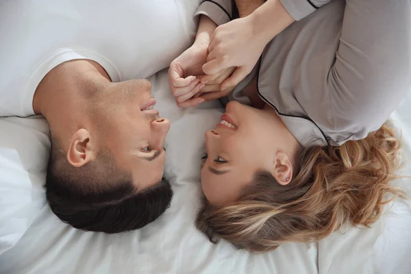 Encantador Casal Desfrutando Tempo Juntos Cama Vista Acima — Fotografia de Stock