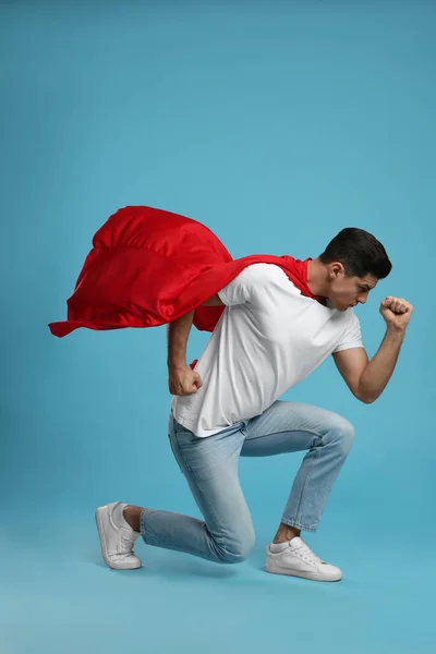 Hombre Usando Capa Superhéroe Sobre Fondo Azul Claro —  Fotos de Stock