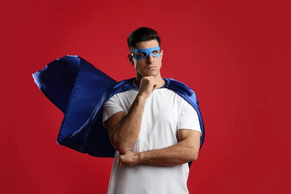 Hombre Con Capa Superhéroe Máscara Sobre Fondo Rojo —  Fotos de Stock