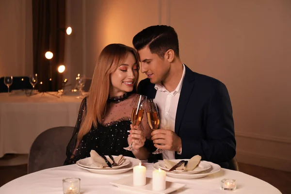 Mooi Koppel Met Romantisch Diner Restaurant — Stockfoto