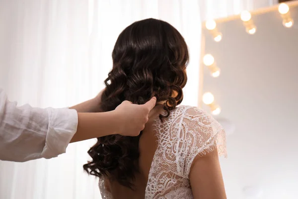 造型师在沙龙里与客户合作 做婚礼发型 — 图库照片