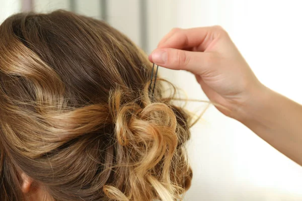 Estilista Trabalhando Com Cliente Salão Fazendo Penteado — Fotografia de Stock